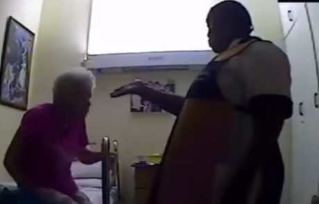 מצלמה נסתרת בבית אבות תופסת את המטפלת עושה את הבלתי ייאמן לאישה בת 84