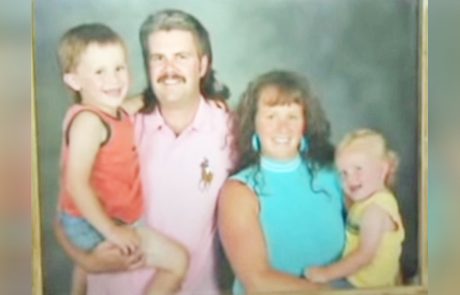 זה נראה כמו תמונה משפחתית רגילה. אבל תסתכלו מקרוב על ראשו של הילד משמאל…